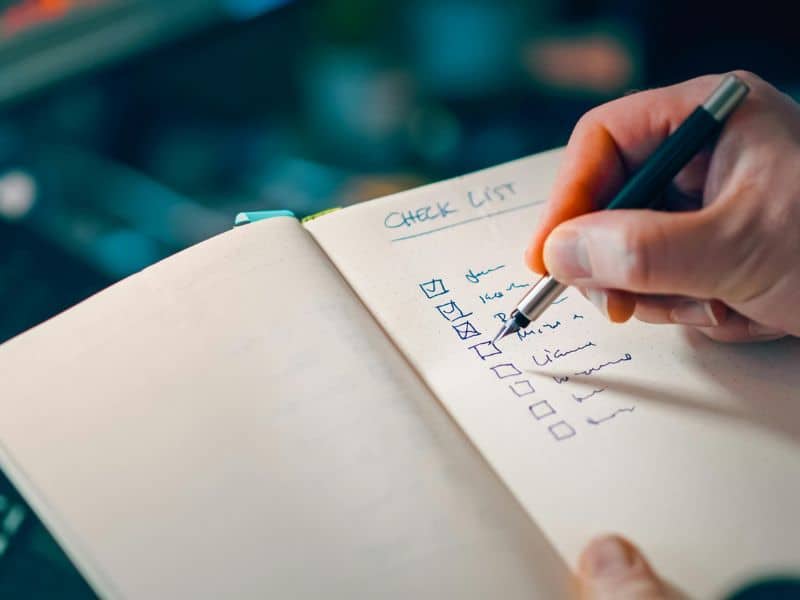 Checklist prático para cuidar de plantas de interior sendo preenchido, representando organização e rotina de cuidados