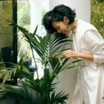 Jovem identificando se a planta esta seca