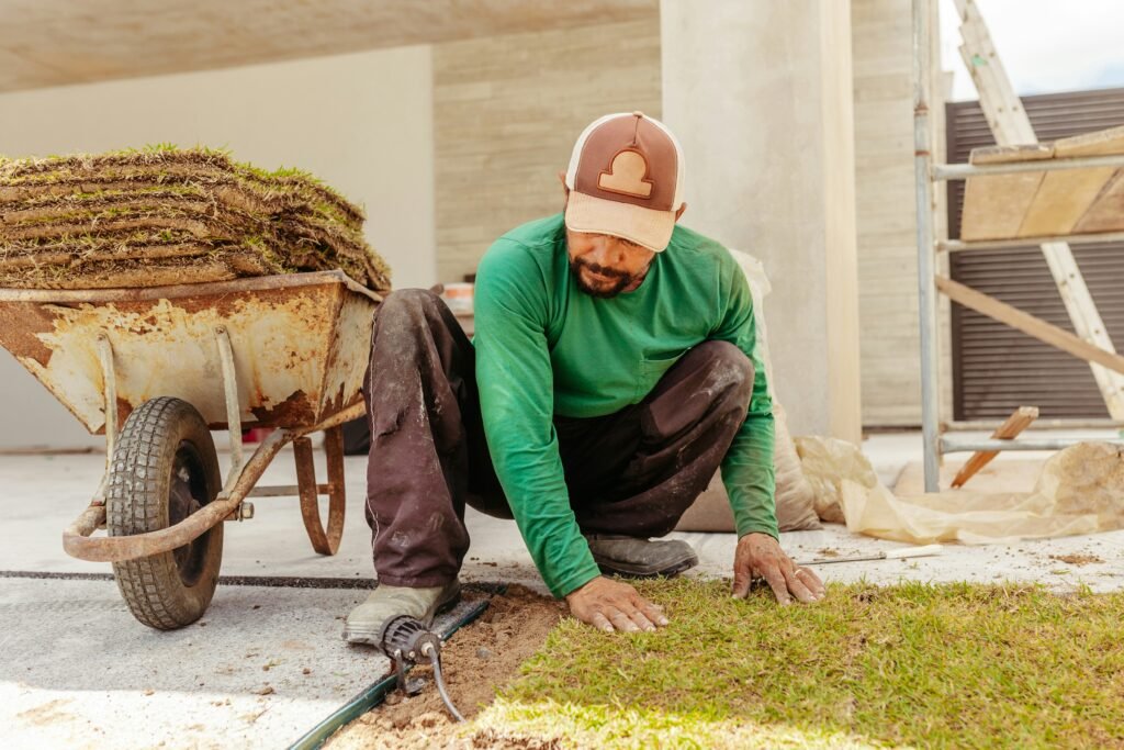 Como plantar grama em placas