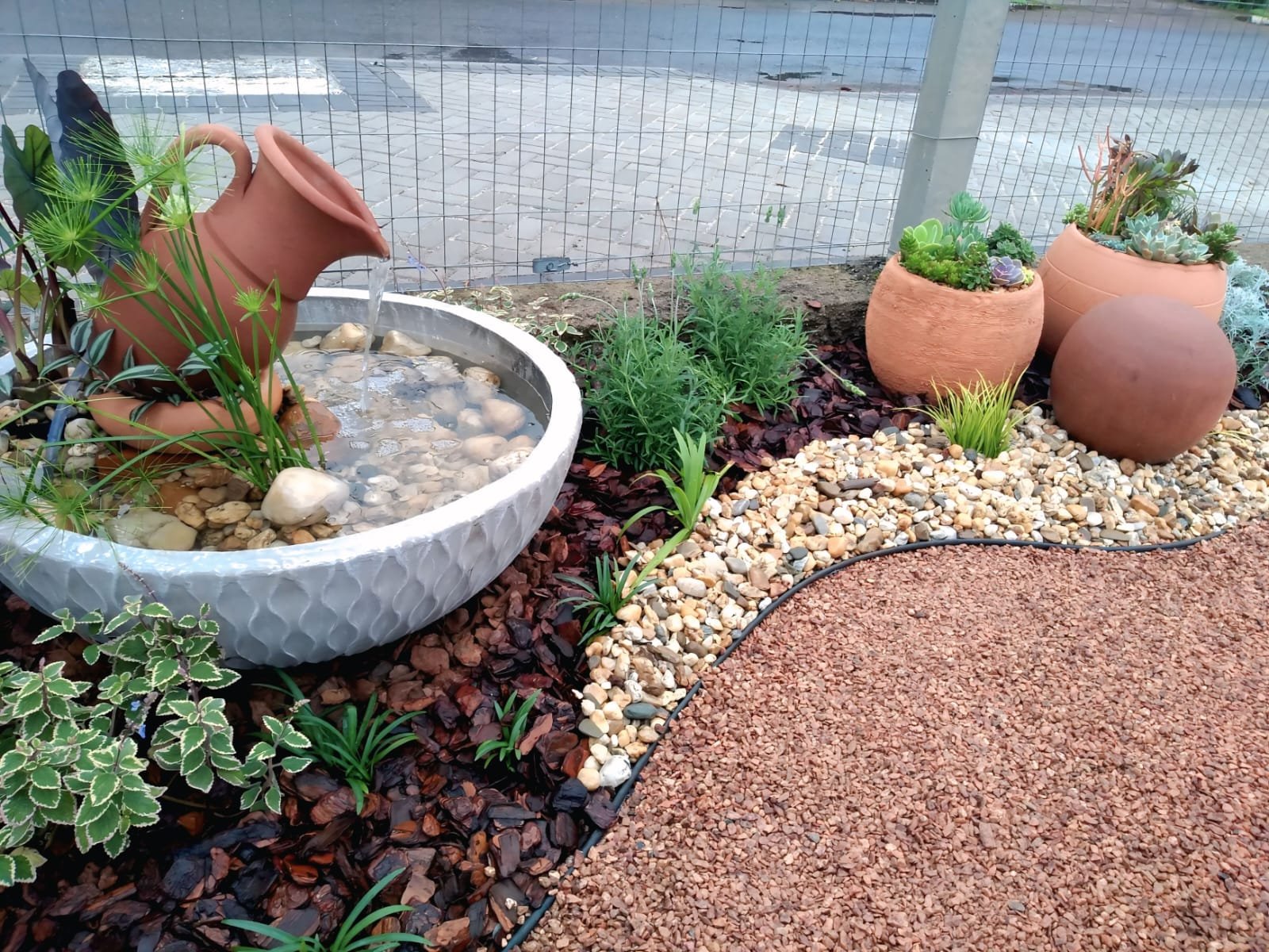 Jardim para quintal pequeno com fonte decorativa de vasos de cerâmica
