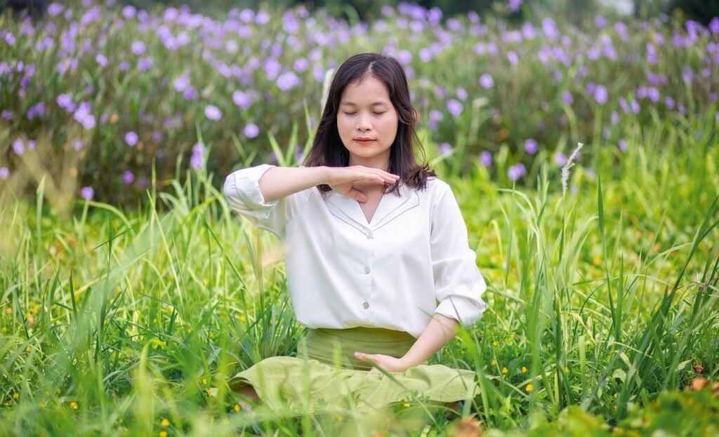 Jovem meditando em um campo florido como um jardim zen