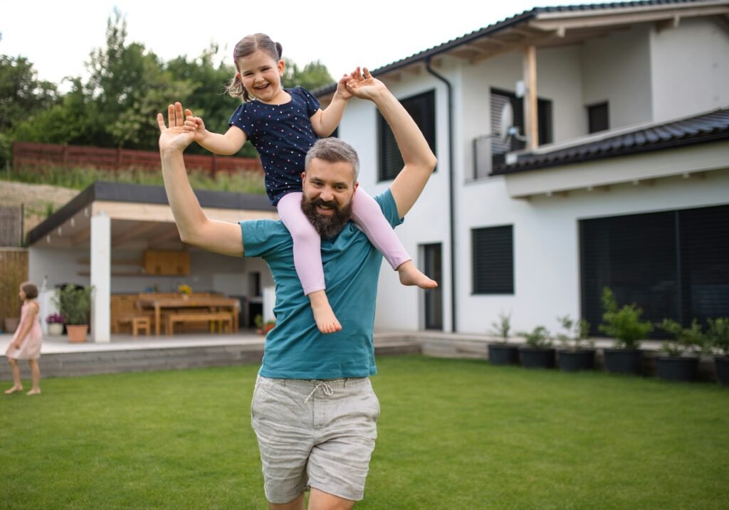 Pai e filha bricando no gramado