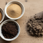 Mesa com três recipientes contendo terra peneirada, areia grossa e matéria orgânica para preparo de substrato de suculentas