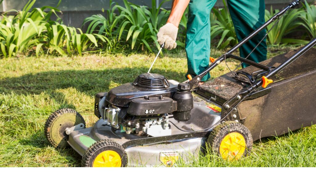 Cortador de grama a gasolina sendo acionado manualmente em um jardim, representando um dos tipos de cortadores de grama mais potentes e versáteis.