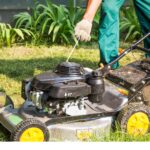 Cortador de grama a gasolina sendo acionado manualmente em um jardim, representando um dos tipos de cortadores de grama mais potentes e versáteis.