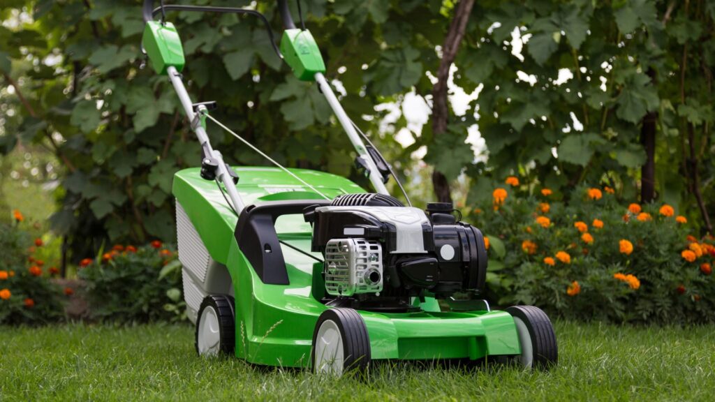 Cortador de grama moderno sobre gramado bem cuidado, simbolizando a escolha certa entre os diferentes tipos de cortadores de grama para um jardim bonito e saudável.
