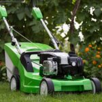 Cortador de grama moderno sobre gramado bem cuidado, simbolizando a escolha certa entre os diferentes tipos de cortadores de grama para um jardim bonito e saudável.