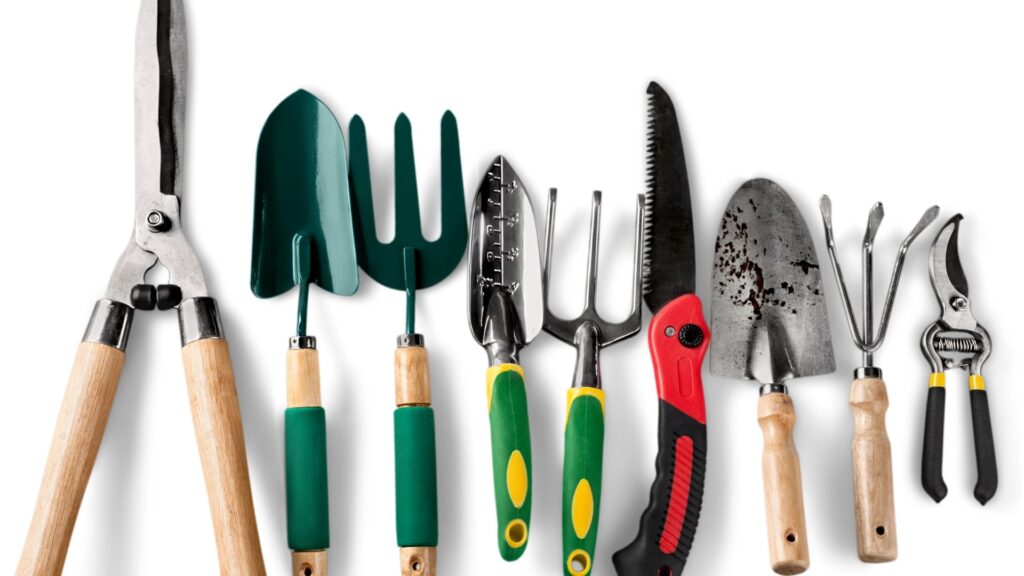 Conjunto de ferramentas manuais de jardinagem com cabos de madeira e metal, incluindo pá, enxada, ancinho e tesoura de poda.