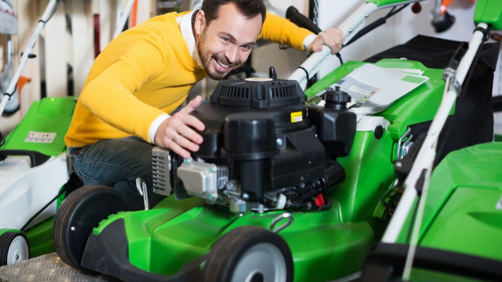 Homem avaliando cortador de grama profissional em loja de jardinagem, representando a escolha das melhores marcas e ferramentas com melhor custo-benefício em 2025.