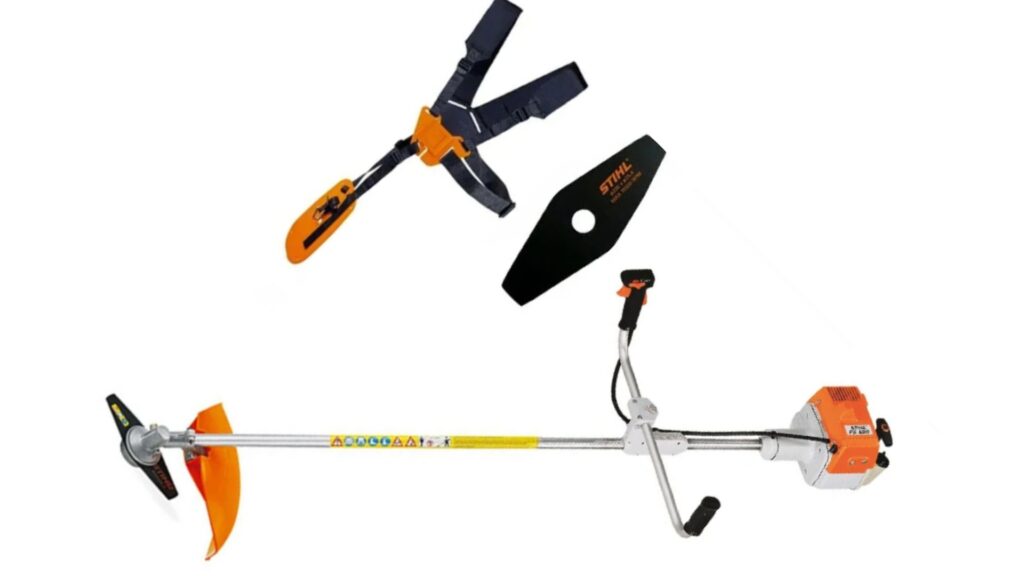 Roçadeira a gasolina STIHL FS 221 profissional utilizada para corte de vegetação densa em área externa
