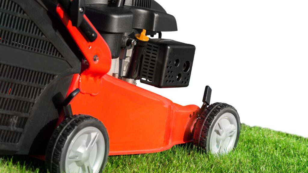 Detalhe de um cortador de grama sobre o gramado, representando os principais tipos de cortadores de grama usados em jardins residenciais e profissionais.
