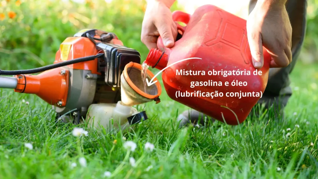 Pessoa abastecendo uma roçadeira com mistura de gasolina e óleo, representando o funcionamento do motor dois tempos e sua lubrificação conjunta.