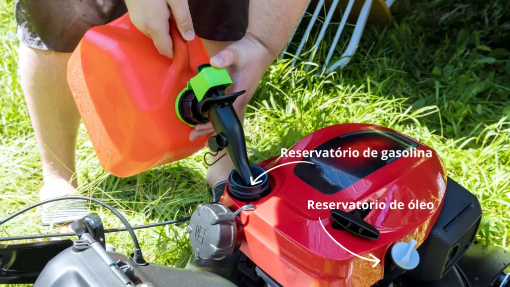 Pessoa abastecendo um cortador de grama com motor quatro tempos, mostrando os reservatórios separados de gasolina e óleo.