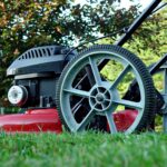 cortador de grama a gasolina com tração em destaque sobre gramado verde