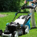 Homem usando cortador de grama automático em gramado verde, mostrando praticidade e eficiência no corte.