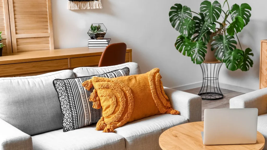 Sala decorada com costela de adão em destaque, mostrando como a planta ajuda a deixar o ambiente mais moderno e acolhedor.