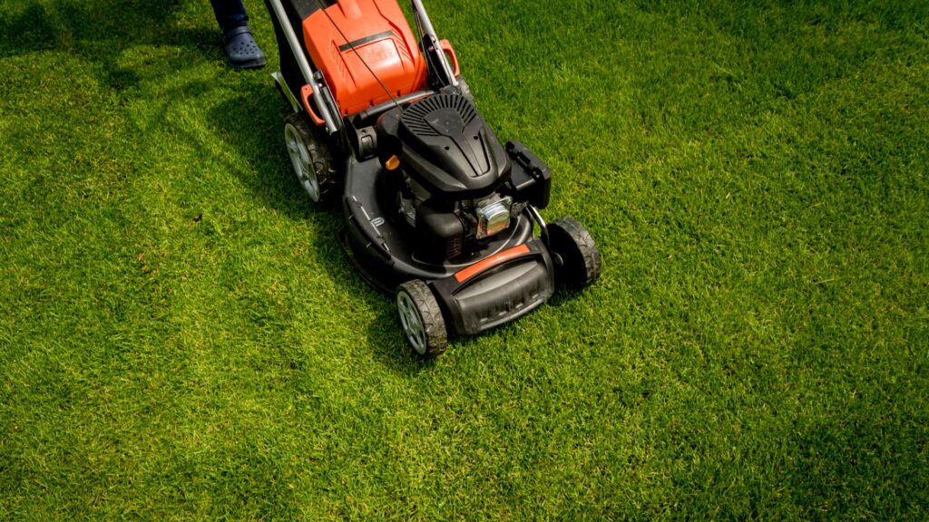 cortador de grama a gasolina com tração finalizando o corte de um gramado bem aparado