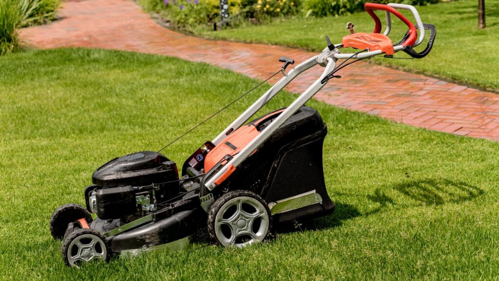 Cortador de grama automático sobre gramado residencial, ideal para diferentes tamanhos de jardim.