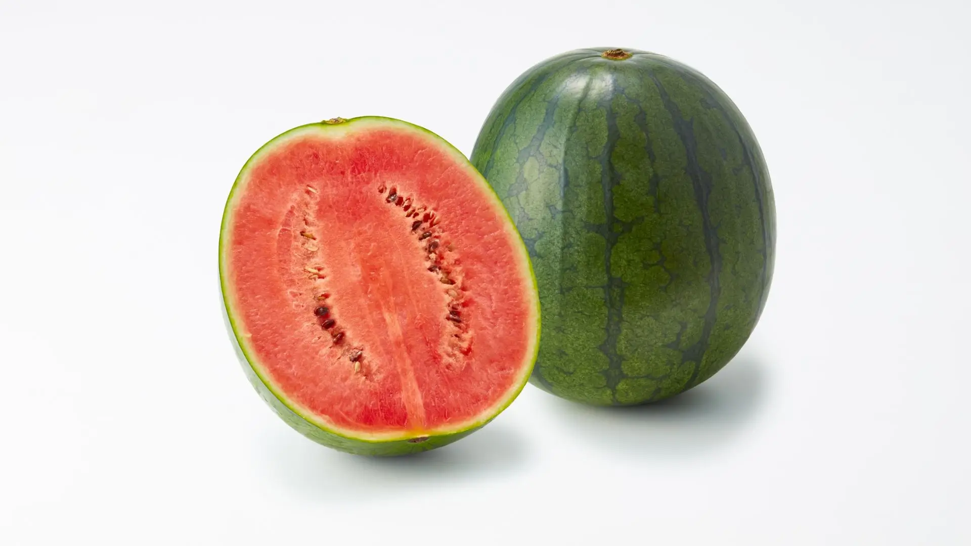 Melancia Pingo Doce inteira e cortada ao meio, mostrando a polpa vermelha e o formato compacto.