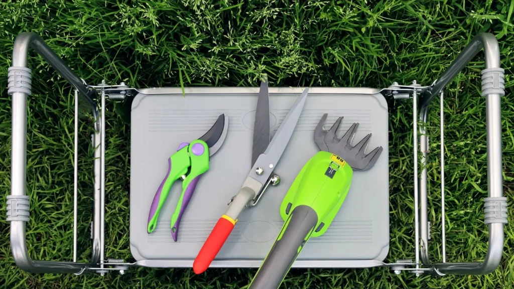 Tipos de tesoura de poda organizadas sobre base de apoio, mostrando diferentes ferramentas usadas no cuidado com jardins e plantas