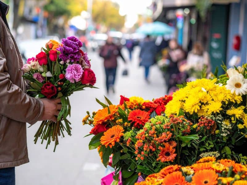 flores para o Dia da Mulher sendo escolhidas em um ambiente urbano de acordo com a mensagem da homenagem