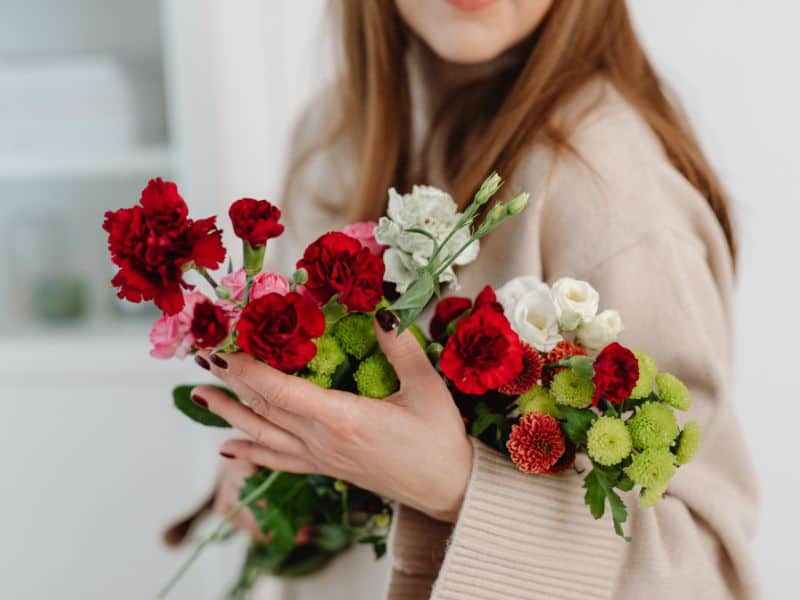 flores para o Dia da Mulher reunidas em um gesto delicado que representa o significado por trás de cada flor