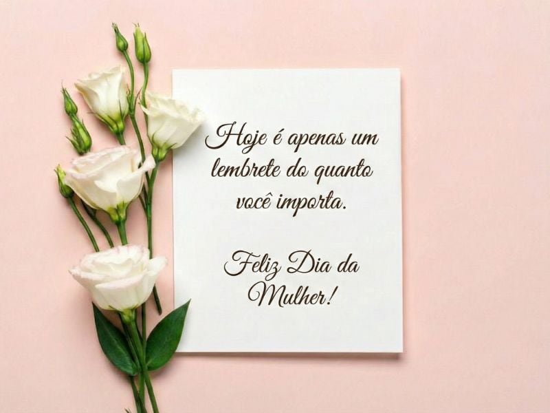 cartão com frase simples feliz dia da mulher ao lado de flores brancas delicadas representando frases simples para cartão