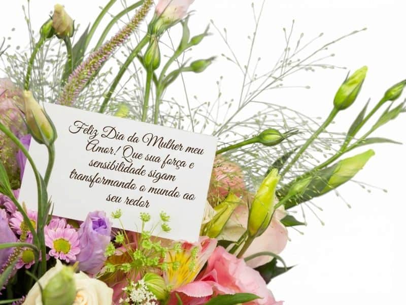 cartão com mensagem dia da mulher para esposa e parceira entre flores delicadas em arranjo colorido