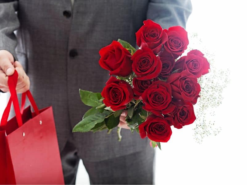 flores para o Dia da Mulher com buquê exuberante que pode gerar interpretação equivocada da mensagem