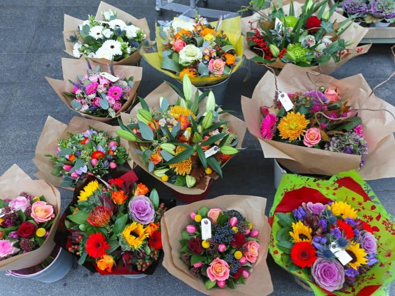 flores para o Dia da Mulher em diferentes cores representando seus significados simbólicos