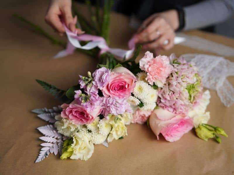 Buquê de flores para namorada com rosas claras e flores delicadas para Dia dos Namorados