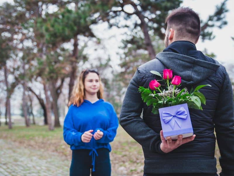 Flores para Dia dos Namorados em arranjo delicado entregue como gesto de cuidado