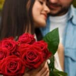 Flores para Dia dos Namorados em buquê de rosas vermelhas entregue em momento romântico