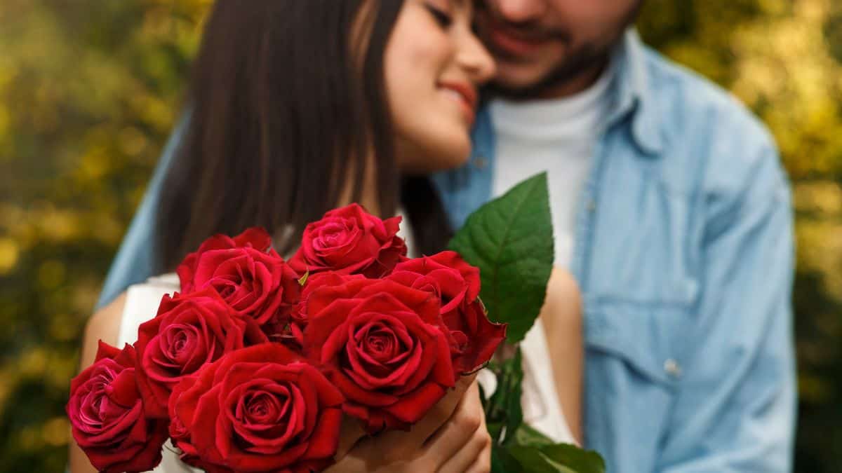 Flores para Dia dos Namorados em buquê de rosas vermelhas entregue em momento romântico