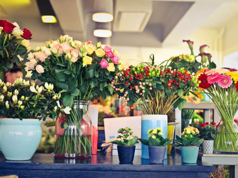 Flores para Dia dos Namorados com diferentes opções de buquês, vasos e arranjos florais