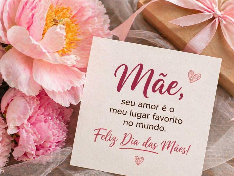 Cartão com mensagem para o Dia das Mães ao lado de flores rosa e presente delicado