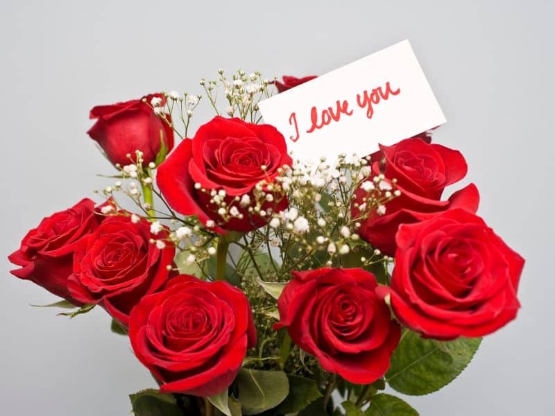Rosas vermelhas para Dia dos Namorados em buquê romântico com cartão delicado