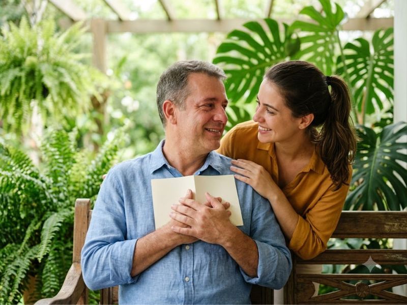 Pai emocionado ao receber um cartão de um filho adulto